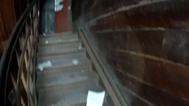 Заброшенный дом в центре города, разграбленные комнаты