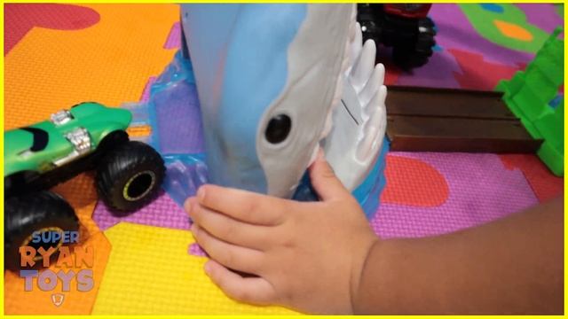 MONSTER TRUCKS HOTWHEELS ZOMBIE MADNESS & MEGALODON & EPIC LOOP CHALLENGE superryantoys rjplaytim смотреть онлайн