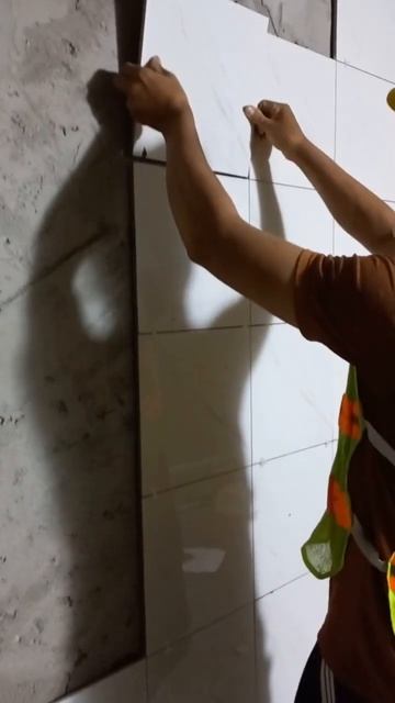 ốp gạch tay nghề đỉnh cao #shorts,stick ceramic tiles on the wall with adhesive смотреть онлайн