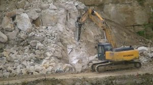 Экскаватор Hyundai Robex 360LC-7 с гидромолотом