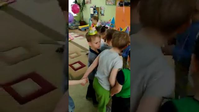 Вот так детей  поздравляют в детском саду