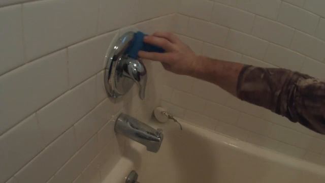 Cleaning hard water spots off chrome bathroom fixtures-Quick & Easy! смотреть онлайн