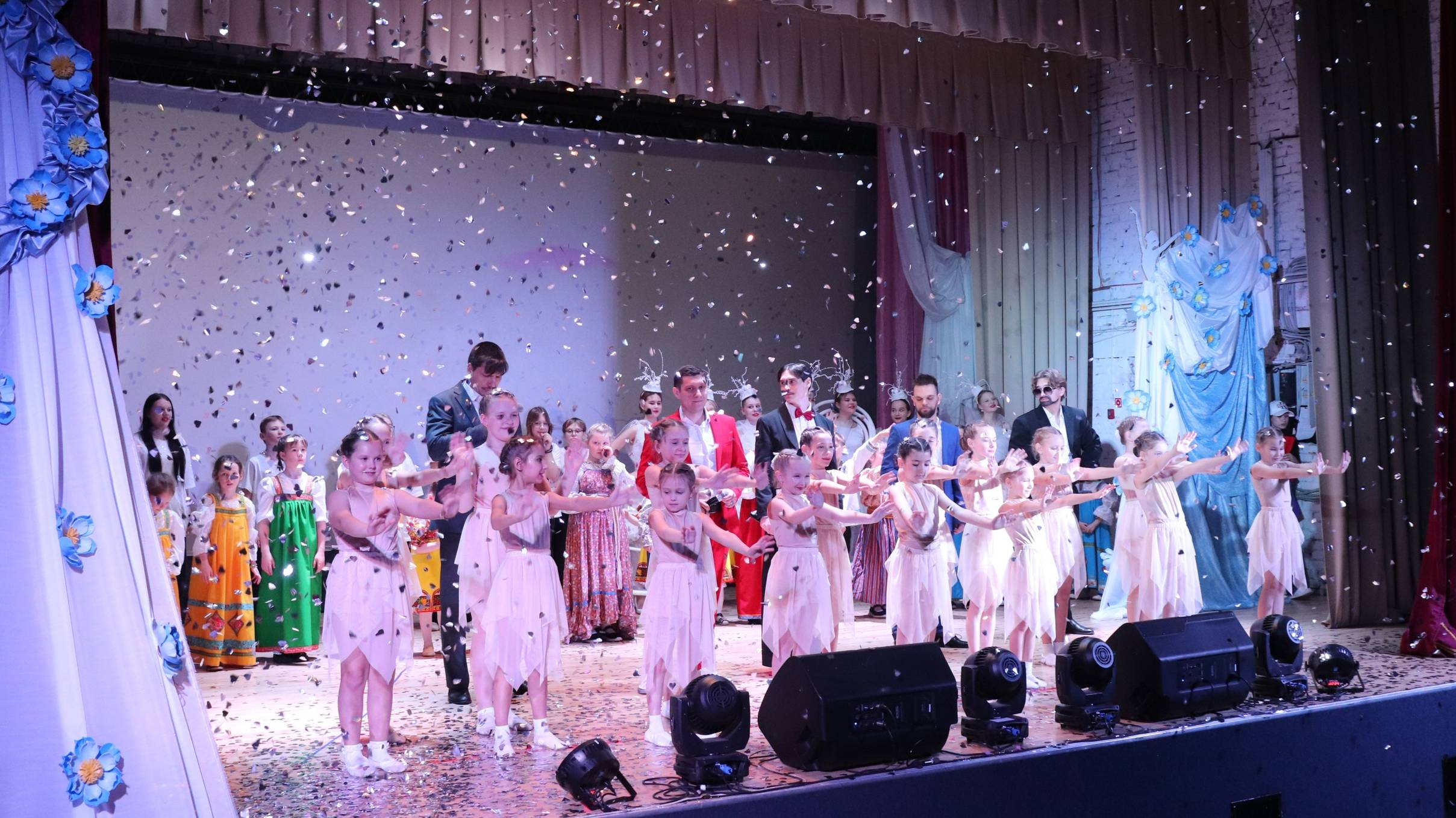 Праздник весны, цветов и любви