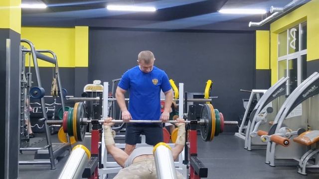 Стероидмен жим лежа 150 кг.