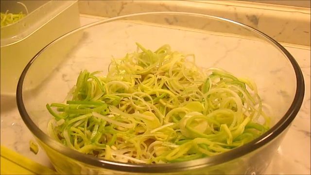 Arenques ahumados en aceite de oliva y puerro. /Копченая сельдь в оливковом масле и порей. смотреть онлайн