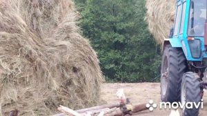 Купили сено в рулонах, накрываем скирд.