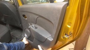 как снять обшивку задней двери рено сандеро 2