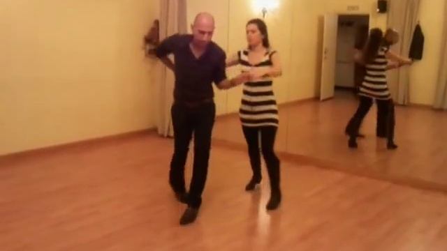 Pasos de Salsa Cubana: Sombrero por debajo смотреть онлайн