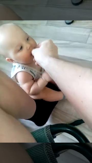 Ребенок ест курицу вместе с кошкой