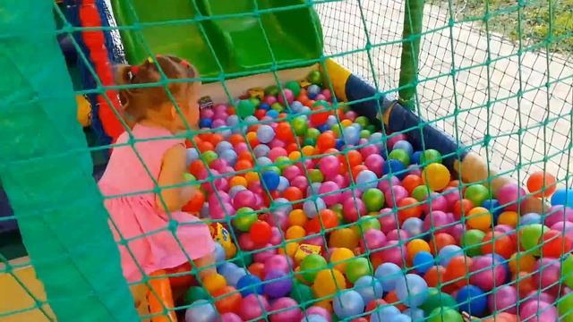 Первое видео Макса и Каролины Макс и Каролина бегают. Kids Max смотреть онлайн