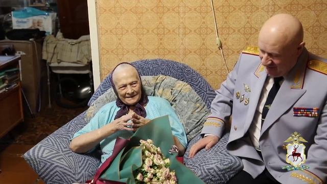 В Международный женский день Юрий Арсентьев навестил и поздравил труженицу тыла смотреть онлайн