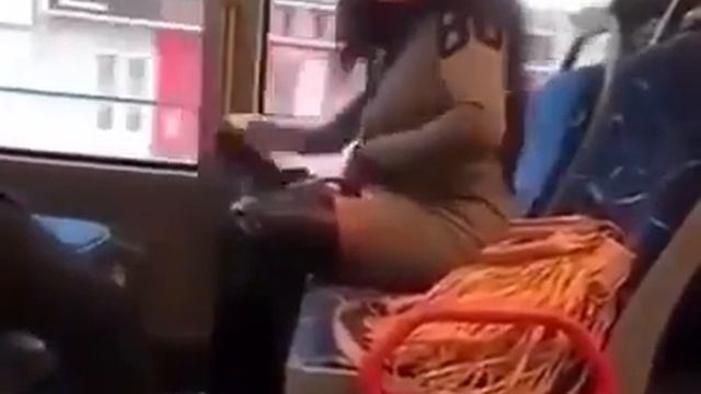 Une jeune femme sa chatte brûle dans un bus смотреть онлайн