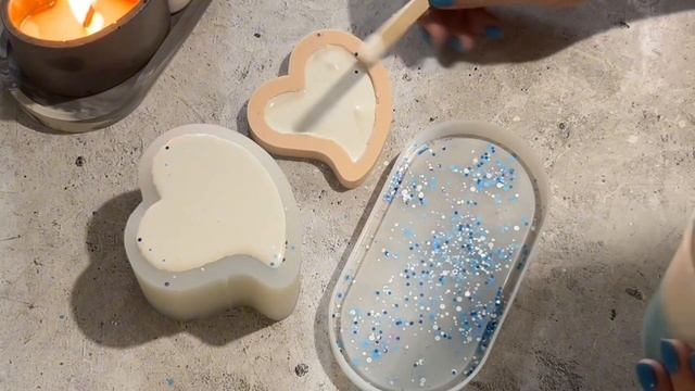 Интересный дизайн гипса и обычных конфетти , которые остались после занятия маникюром.