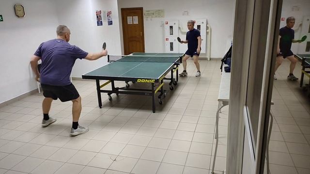 We play table tennis Играем в настольный теннис смотреть онлайн