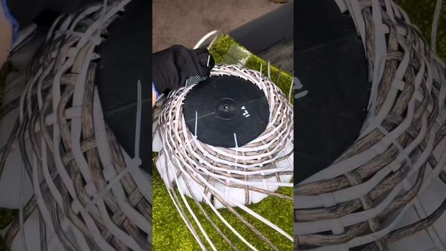 Красивое донышко в кашпо из ротанга.