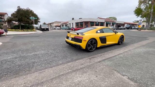 This Yellow Audi R8 is magnificent смотреть онлайн