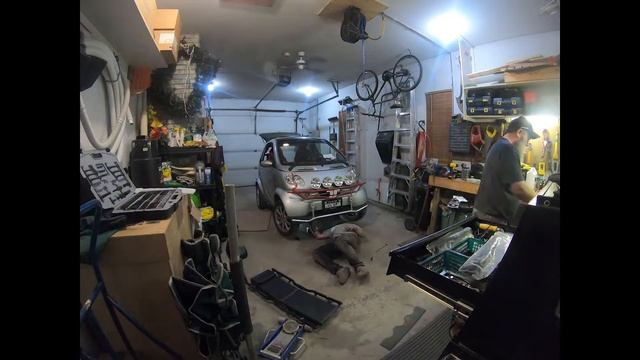 Hooking up underglow and 4 Hella 500 Rally Lights on my Smart Fortwo (Time lapse) смотреть онлайн