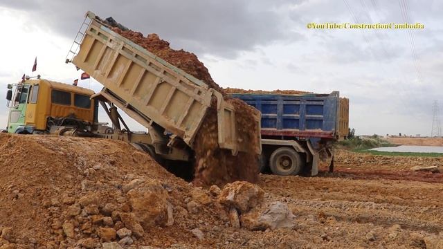 10 wheelers dump truck unloading of dirt with komatsu d40pf bulldozer pushing dirt смотреть онлайн