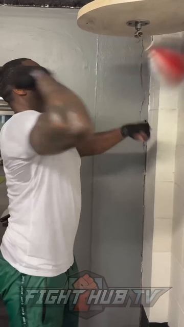 50 Cent shows off speed bag skills in first day back training смотреть онлайн
