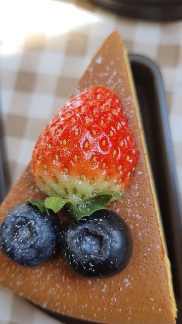 Too Sweet Strawberry Cheese cake in Bangkok #shorts #bangkok #thailand #strawberry #cheesecake смотреть онлайн