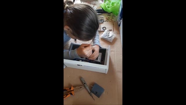 Моя дв. сестрёнка Катерина в свои 10 лет мечтает стать электриком :) смотреть онлайн