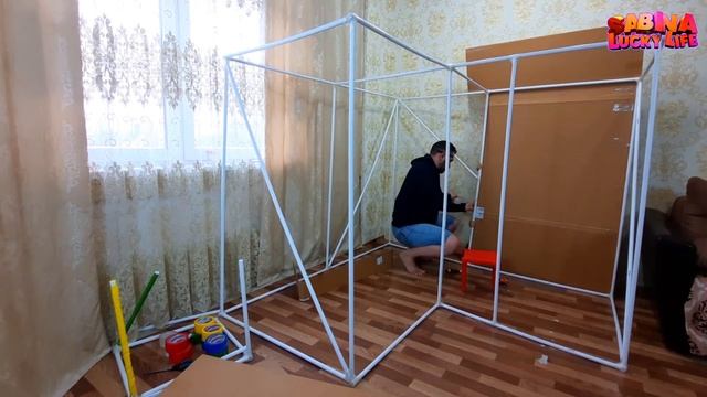 Сабина с папой строят картонный дом своими руками. смотреть онлайн