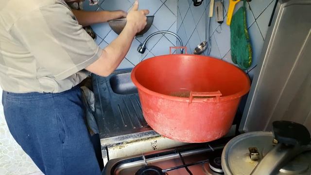 4 Выливают кипяток в раковину