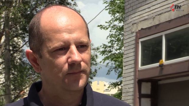 В Харькове во дворе жилого дома неизвестный открыл стрельбу по представителю Нацкорпуса - 30.06.202 смотреть онлайн