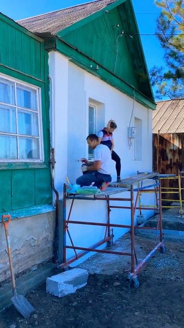 Нанесли короед и покрасили фасад 🏡 #строимсами #construction #diy #work #дом #ремонт #короед