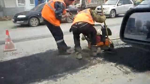 В городе Берёзовский дорожники заделывают #росяма смотреть онлайн