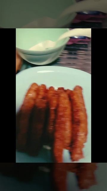 Мясные чесночные колбаски.гречка.Листья салата с луком.Kobasici,heljeda,salata zelena.ням.🥬🥓🤤😋👍 смотреть онлайн