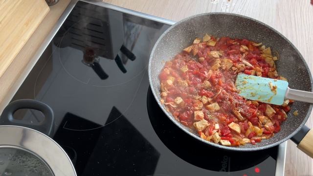 Готовим ПАСТУ с курицей перцем и томатами. Ну очень вкусно!)