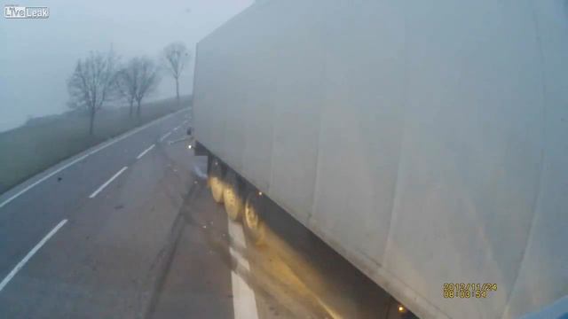В Польше фура выезжает на встречную полосу смотреть онлайн