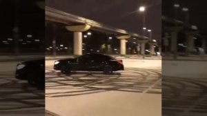 Крутят пятаки на мерсе