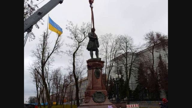 Ukraine dismantled monument to Lomonosov смотреть онлайн