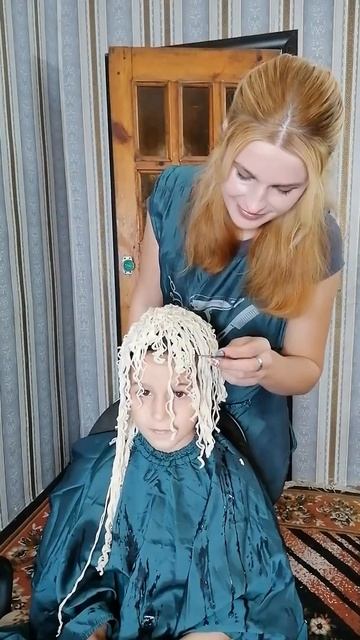 Сделала ей прическу как она хотела😂 #shorts смотреть онлайн