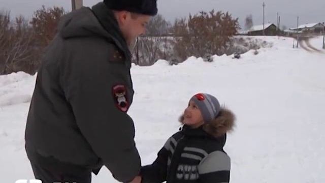 Полицейский спас ребенка смотреть онлайн