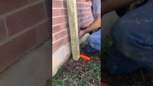 How to build a privacy fence: Setting fence posts смотреть онлайн