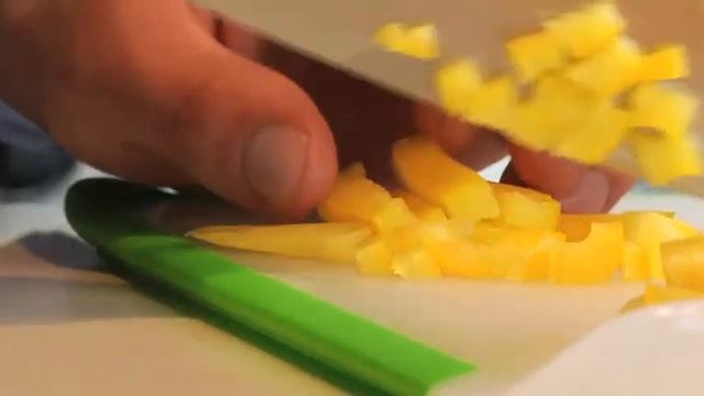 OXO® Good Grips White Chop & Pour Cutting Board смотреть онлайн