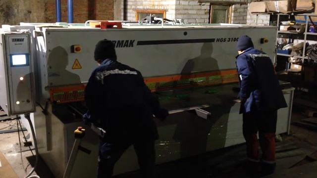 Рубка металла на гильотине "Ermak" УралПлазМаш" смотреть онлайн