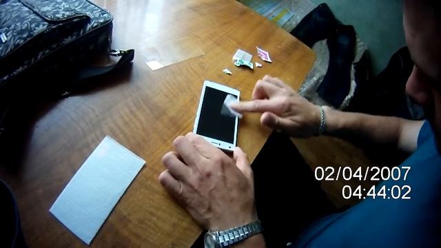 Наклеиваем защитное стекло на смартфон смотреть онлайн