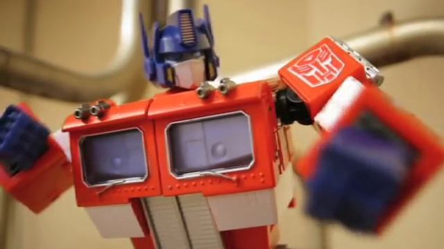Transformers Stop-Motion Bumblebee beats Optimus Prime смотреть онлайн