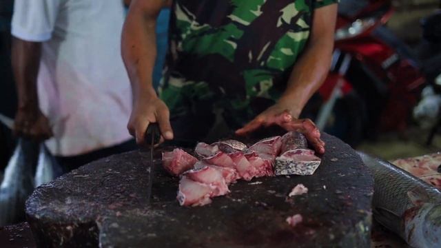 Cutting Skill Giant Barracuda Snapper With a Sharp Machete смотреть онлайн