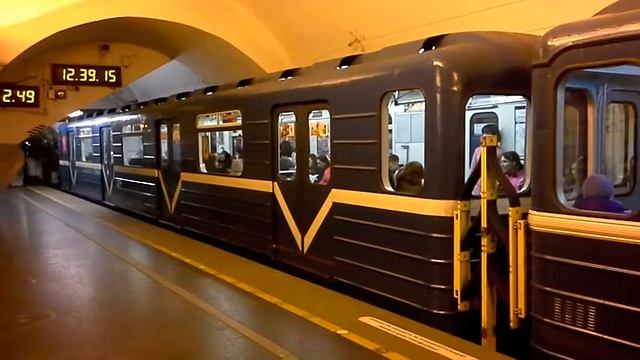 Вагон салон свет горит для пассажиров смотреть онлайн