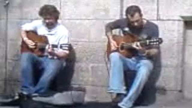 Guys at temple bar playing spanish guitar!! (Tucan) смотреть онлайн