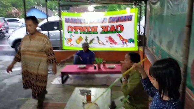 HUJAN-HUJAN ENAKNYA MAKAN PECEL LELE | SAMBELNYA PUEEDESS BIKIN NAGIIH !!! смотреть онлайн