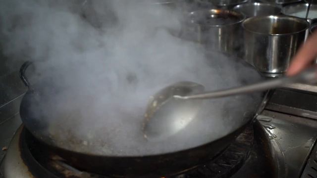 很有名的河州面片，手抓羊肉，大盘鸡，中国街边美食！