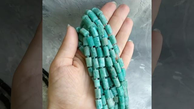 Угловатые цилиндры фри-форм из натуральных камней в ассортименте