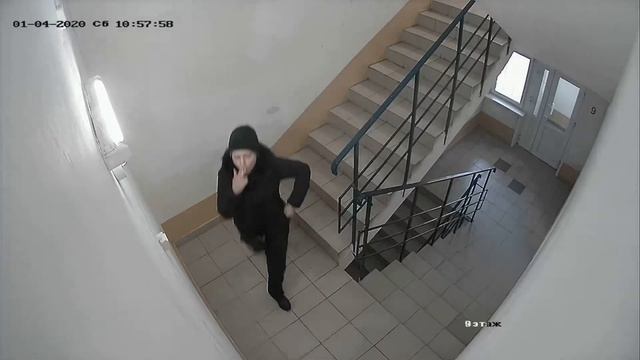 Женщина покурила на пожарной лестнице и бросила сигарету на пол смотреть онлайн