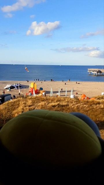 Bob von den Minions checkt die Lage am Strand mit Drachenfest beim Beachmotel Heiligenhafen ;-) смотреть онлайн